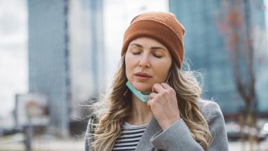 
		Frau mit Long Covid mit Maske
	